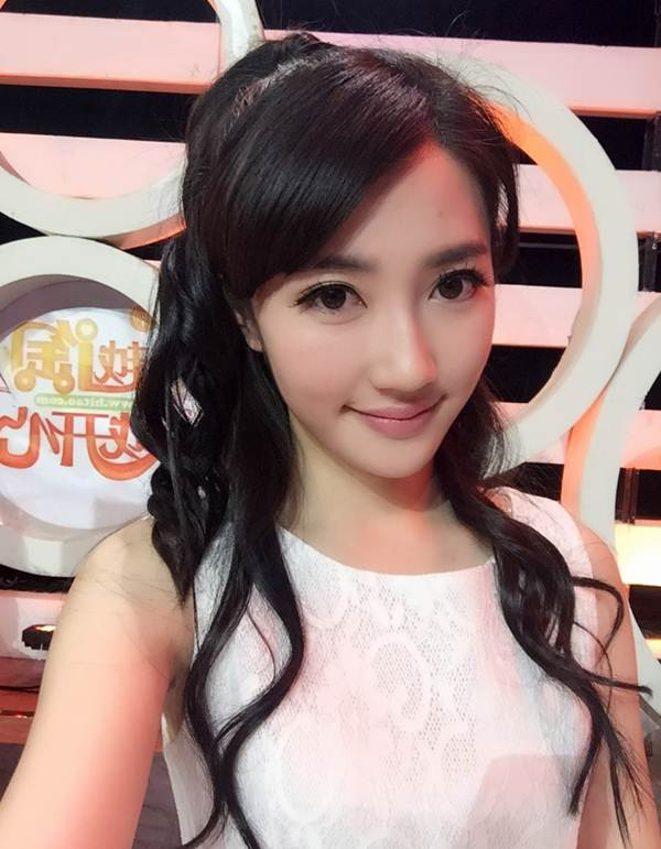 Nhã Văn từng chiến thắng trong cuộc thi giọng hát hay của địa phương, giành giải thưởng cao trong một cuộc thi múa. Cô bạn còn ẵm luôn cả ngôi "hoa khôi học đường" của ngôi trường mình theo học. Không dừng lại ở đó, Nhã Văn còn là chủ xị của chương trình "Mộng mơ giữa ban ngày" của đài Hồ Nam.