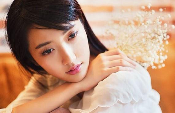 Dương Nhã Văn đã tốt nghiệp chuyên ngành thiết kế mỹ thuật công nghiệp, Đại học Mỹ thuật và Thiết kế Hồ Nam, Trung Quốc. Hiện cô nàng đang tiếp tục theo đuổi văn bằng cao hơn.