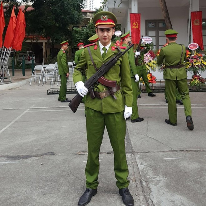 Thời gian gần đây, trên mạng xã hội xuất xôn xao trước clip một "chú công an" vừa đánh đàn, vừa hát. Không chỉ có giọng hát hay, hot boy trường Cảnh sát còn cực kỳ đẹp trai.