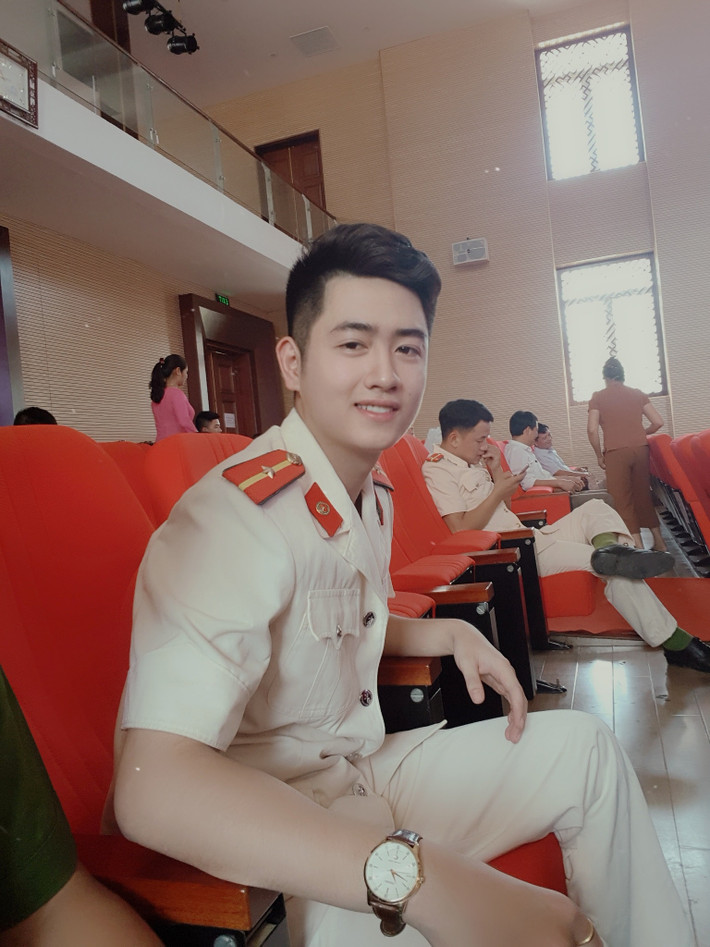 Được biết, chàng hot boy tên là Mai Văn Trung, thường gọi là Chức Trung. Trung sinh năm 1995, quê ở Hưng Yên. Hiện anh chàng đang học năm nhất trường Cao đẳng Cảnh sát Nhân dân I.