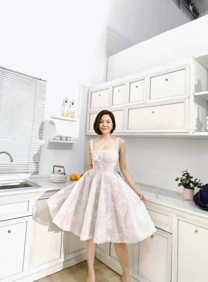 Thời gian gần đây, dân mạng bỗng thấy hot girl quê Thanh Hóa có vẻ tăng cân khó kiểm soát, lộ vòng hai ngấn mỡ.