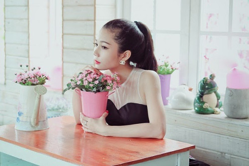Cô nảy ra ý tưởng đặt may những sản phẩm thời trang theo phong cách riêng để tạo sự khác biệt. Cùng với ngoại hình xinh xắn, dễ thương và thân thiện, nên cửa hàng của Trang luôn đông khách.