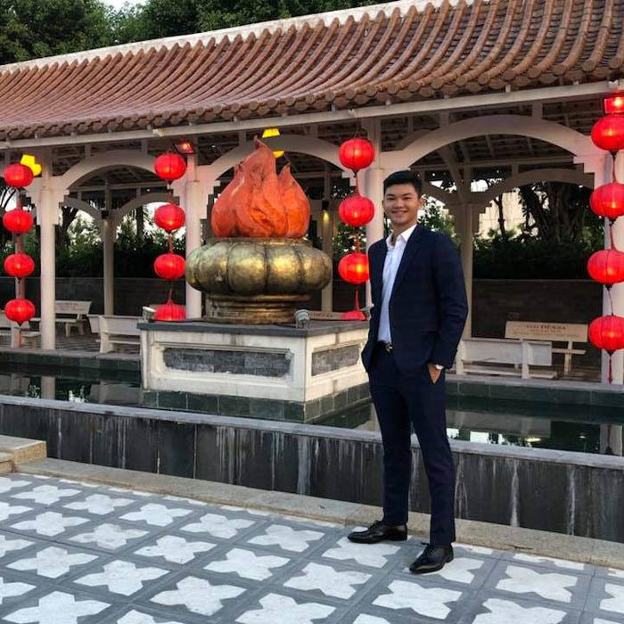 Con trai HLV Lê Huỳnh Đức sở hữu ngoại hình sáng sủa, đẹp trai và chiều cao nổi trội. Anh còn được đánh giá là có nụ cười toả nắng, thừa hưởng nét đẹp của cả bố và mẹ. Thế nhưng gia đình HLV SHB Đà Nẵng lại rất ít khi chia sẻ về cuộc sống thường nhật trên mạng xã hội.