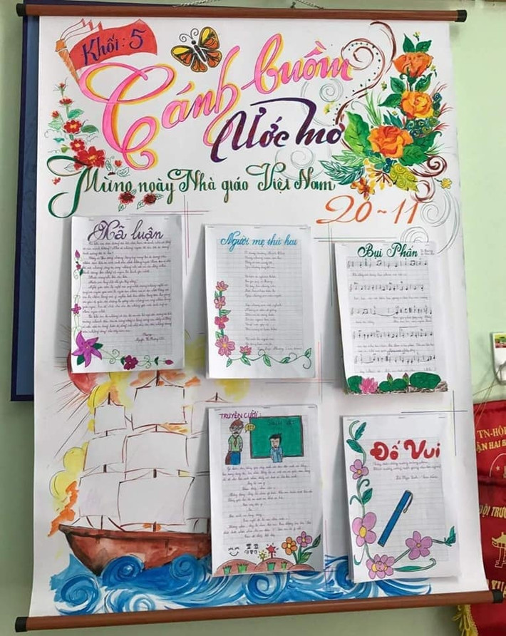 Báo tường thường bao gồm các bài thơ, bài hát, mẩu chuyện nhỏ được học sinh nâng niu chép tay và trang trí.