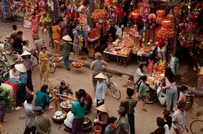 Góc phố Hàng Mã, Hà Nội ngày cận tết. Các cửa hàng bày bán lồng đèn, pháo, phong bao lỳ xì đỏ rực và tấp nập người mua, kẻ bán. Hiện nay, những món đồ như vậy được bán ở khắp mọi nơi chứ không riêng gì trên con phố Hàng Mã.