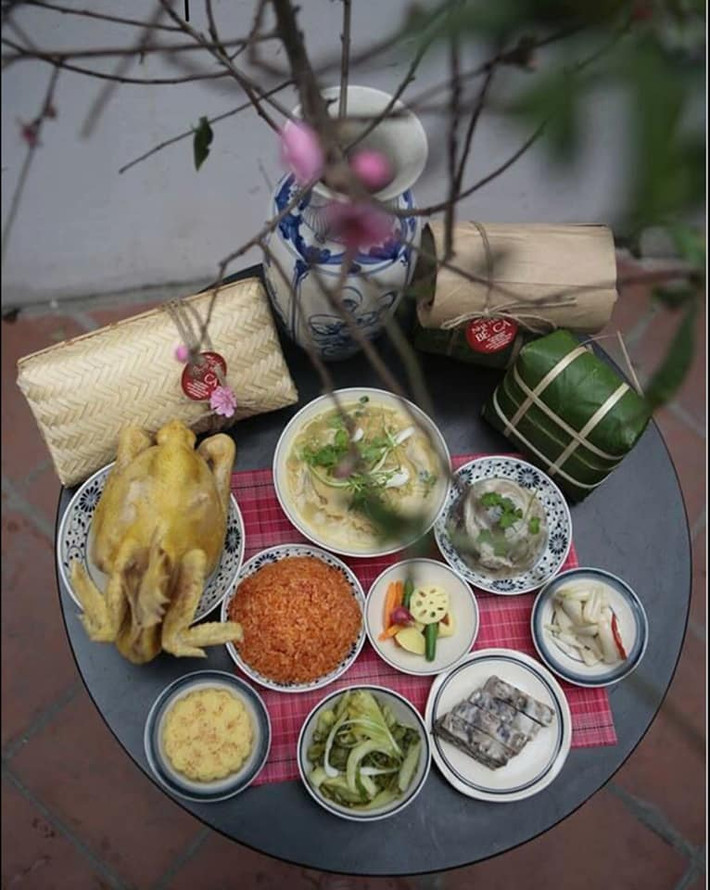 Gà luộc. bánh chưng, dưa hành là những món ăn không thể thiếu trong ngày Tết nguyên đán. Bên cạnh đó, mỗi vùng miền sẽ có những món ăn đặc trưng riêng. Thế nhưng đối với những gia đình miền Bắc, bao giờ trên mâm cũng có thêm canh măng hay canh bóng, thịt đông.