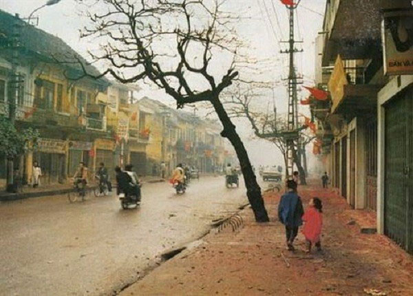 Đốt pháo cũng là một nét đẹp ngày tết mà hiện tại không còn duy trì được nữa. Những năm 1990, cứ dịp năm mới, nhà nào cũng treo pháo ngoài cửa đốt tưng bừng, đến mùng 1, xác pháo hồng vương vãi đầy đường.