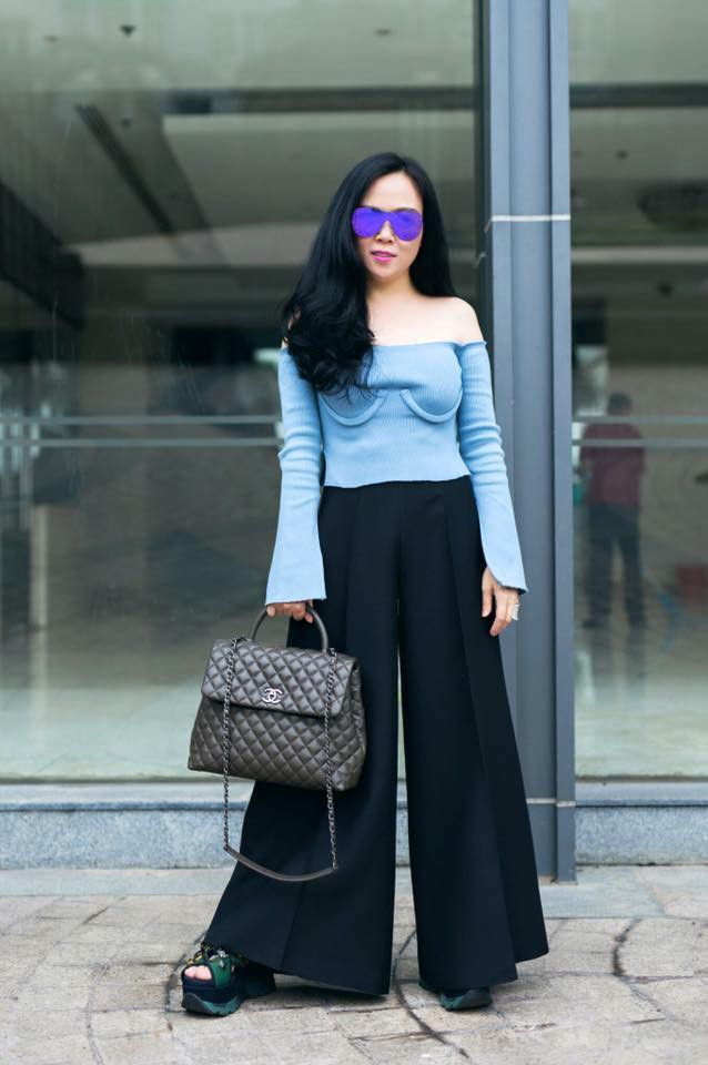 Nữ doanh nhân Phượng Chanel thường thích ''cưa sừng làm nghé'' với những bộ áo quần trẻ trung, nhưng lại được mix theo style lạc quẻ.