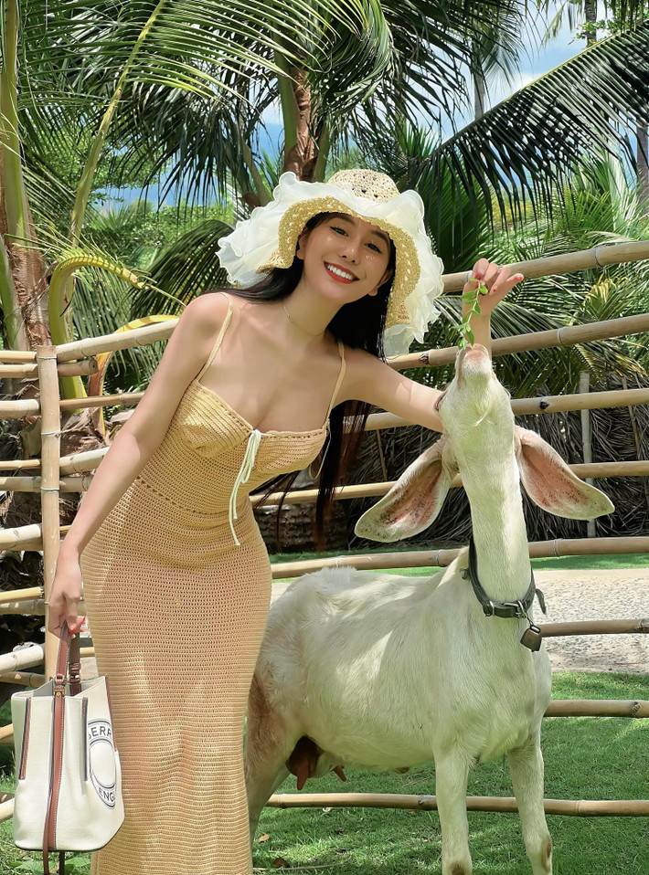 Thành tựu của Ngọc Trân ở tuổi 22 khiến nhiều người ngưỡng mộ. Cô nàng tự mua nhà 7 tỷ đồng ở tuổi 20, có 4 cửa hàng online và số dư tiền tỷ.