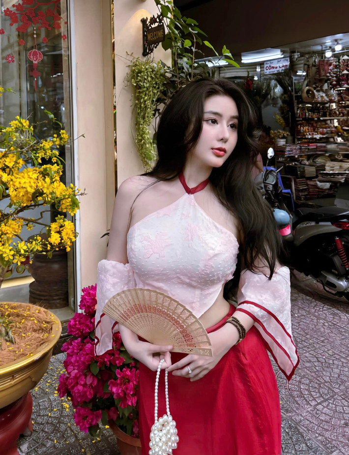 Tốt nghiệp cấp ba, Ngọc Trân trở thành sinh viên của trường Đại học Ngoại ngữ - Tin học TP. HCM (HUFLIT).