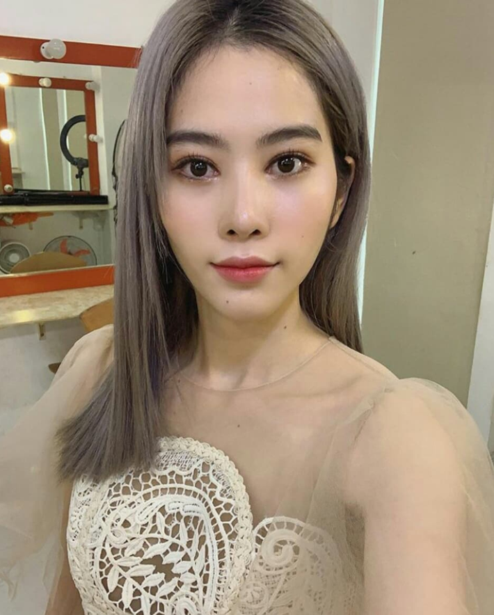Cách đây không lâu, chị em Nam Anh và Nam Em cùng đăng tải một clip "đập hộp" rất nhiều thương hiệu sang chảnh như Gucci, Hublot, Dior... Tương tự như clip cởi đồ nói trên, cặp chị em song sinh một lần nữa "hứng gạch" của dân mạng bởi cách nói chuyện chẳng giống ai.