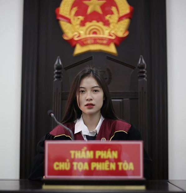 Được biết, cô nàng tên Lê Thị Mỹ Nhi, sinh năm 1999, đến từ Quảng Trị. Thời điểm nổi tiếng, cô nàng là sinh viên năm thứ 3 Học viện Tòa án Hà Nội.