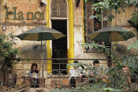 Ban công nhỏ cổ xưa với tầm nhìn ra hướng nhà thờ lớn và những ngõ nhỏ xung quanh là điểm thu hút của quán.