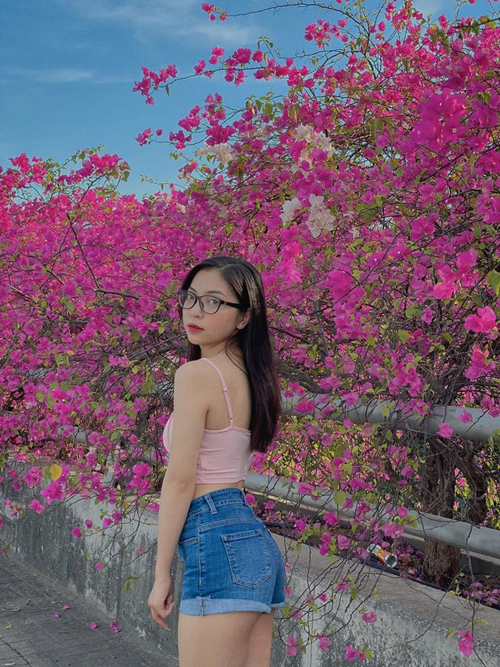 Với thân hình nuột nà, vòng eo thon gọn những hình ảnh của Nhật Lê mới đây đã nhận về nhiều lượt like và bình luận. Hầu hết mọi người đều gửi đến hot girl Quảng Bình lời động viên.