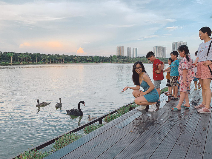 Nhật Lê được biết đến là mối tình đầu sâu đậm của anh chàng tiền vệ tài năng Quang Hải. Cặp đôi này đã trải qua 3 năm mặn nồng bên nhau trước khi "giông bão" kéo tới.