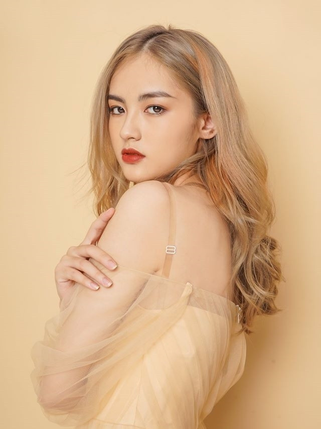 Bên cạnh nhan sắc xinh đẹp thì hot girl ĐH Ngoại thương cũng gây ấn tượng bởi thành tích học tập siêu khủng. Hà My từng đạt 29 điểm trong kỳ thi THPT Quốc gia với môn Hoá được điểm 10 tuyệt đối. Lên đại học, điểm tổng kết môn của cô cũng thuộc hàng "xuất chúng" khi có điểm tổng kết cao nhất là môn Toán cao cấp với 9,7 điểm, Xác xuất Thống kê với 9,6 điểm.