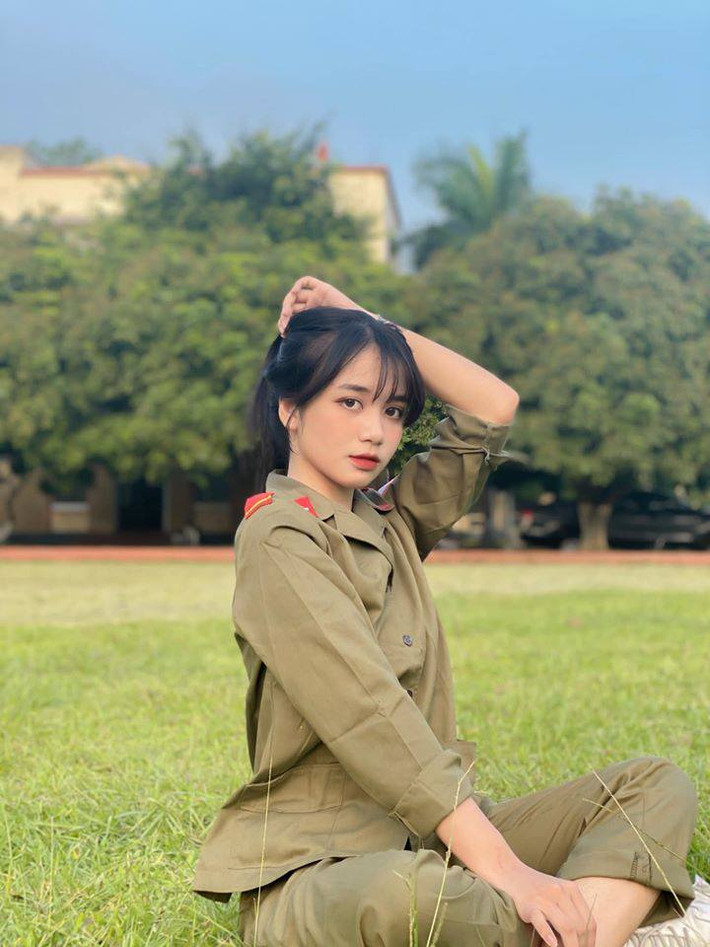 Mới đây, một loạt các diễn đàn gái xinh trên mạng xã hội đồng loạt đăng tải hình ảnh của một nữ sinh Nam Định trong bộ trang phục học quân sự thu hút được sự chú ý không hề nhỏ.
