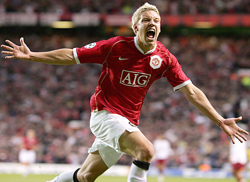 Mùa giải đầu, Smith không cạnh tranh được với bộ đôi khét tiếng của MU lúc đó là Rooney và Nistelrooy, Smith bị HLV Alex chọn làm người kế vị Roy Keane ở vị trí tiền vệ trung tâm. Kết quả là Smith chơi ngày một tệ, không thể thích nghi với vị trí mới và dần mai một khả năng săn bàn.