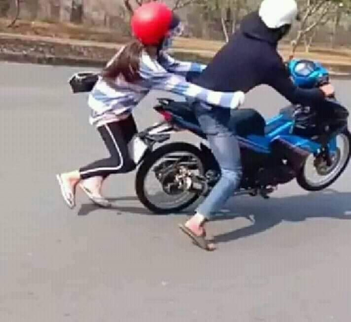 Có vẻ như khi trước khi dân tổ bốc đầu không hề thông báo trước nên bạn gái không chuẩn bị tâm lý, ngay lập tức ngả ngửa ra phía sau vô cùng buồn cười.