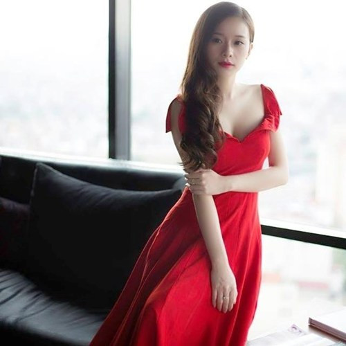 Trang Cherry. Cô tên thật là Nguyễn Quỳnh Trang, sinh năm 1995, là một thiết kế trẻ có tiếng ở Hà Nội. Trang thi đỗ vào trường Đại học Thương mại Hà Nội nhưng vì đam mê thời trang, cô đã quyết định xin bố mẹ bảo lưu việc học để theo đuổi mơ ước của mình.