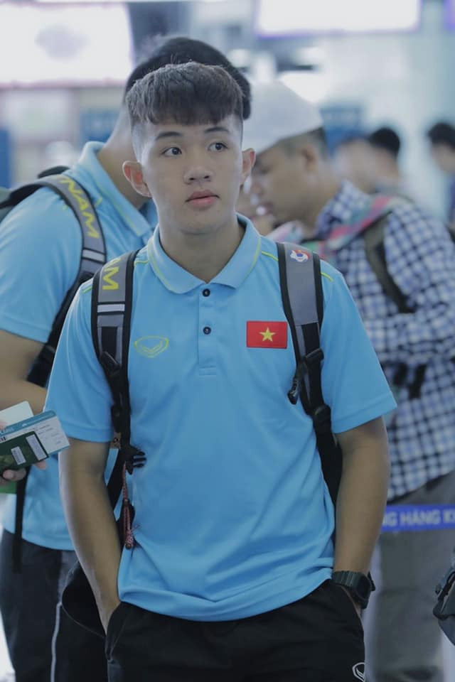 Có chiều cao không mấy nổi trội 1m66 cùng dáng người nhỏ con nhưng Nguyễn Thanh Khôi của tuyển U19 Việt Nam nhận được rất nhiều sự quan tâm bởi lối chơi kỹ thuật, chịu khó lăn xả trên sân.