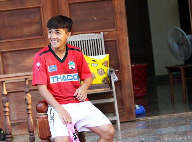 Chàng trai đến từ Huế hiện đang chơi ở vị trí tiền vệ cho CLB HAGL. Anh chàng từng được HLV dành lời khen "là mẫu tiền vệ đáng tin cậy mà hàng thủ và huấn luyện viên nào cũng muốn có".