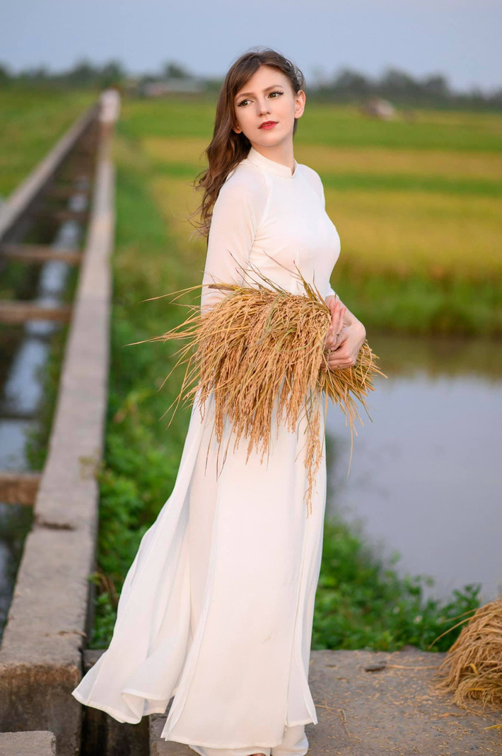 Alexandra Rud xinh đẹp trong tà áo dài trắng Việt Nam giữa khung cảnh đồng lúa.