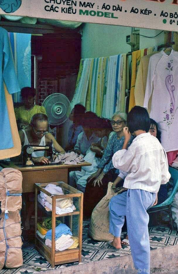 Cửa hàng may áo dài tấp nập người ra vào, xếp hàng để được may đo. Áo dài thời điểm đó để mặc vào những dịp đặc biệt quan trọng.