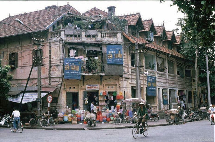 Mới đây, chùm ảnh về Hà Nội xưa được một diễn đàn đăng tải thu hút sự quan tâm của cộng đồng mạng và nhận được nhiều phản hồi tích cực bởi khung cảnh nhộn nhịp nhưng rất đỗi yên bình.