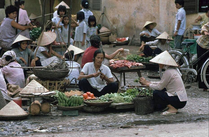 Chợ cóc tại Hà Nội những năm 90 không khác gì chợ ở nông thôn với những mẹt rau củ và thịt. Hiện tại, những khu chợ như thế này đã dần mất đi, thay vào đó người dân mua sắm tại siêu thị, cửa hàng thực phẩm riêng.