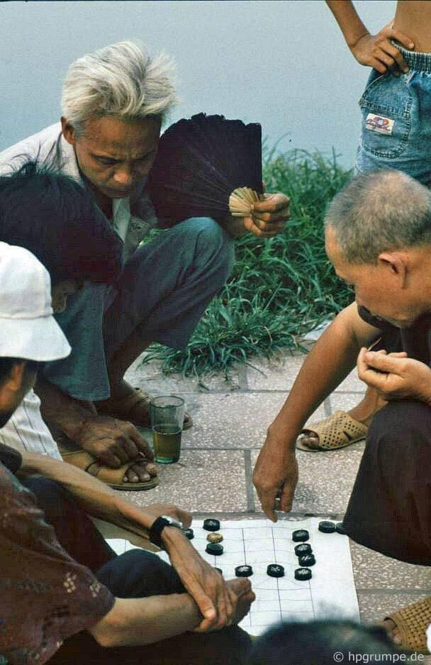 Các cụ ông ngồi tụ tập ngoài công viên, xoay quanh bàn cờ tướng, hình ảnh này vừa quen thuộc lại vừa yên bình. Hiện nay ở các công viên vẫn có nhóm các cụ ông ngồi thảnh thơi chơi cờ, uống nước.