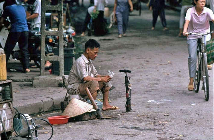 Phương tiện chủ yếu là xe đạp nên bơm tay được sử dụng. Thời đó những gia đình buôn bán giàu có mới có xe máy để đi.