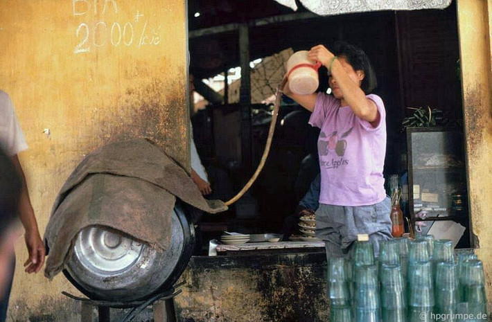 Bia hơi là thức uống quen thuộc của người dân Hà Nội từ thời bao cấp. Tuy nhiên bia hơi khi ấy có mùi hơi khai chứ không có vị như hiện tại, nhưng đây vẫn là món đồ giải khát được yêu thích.