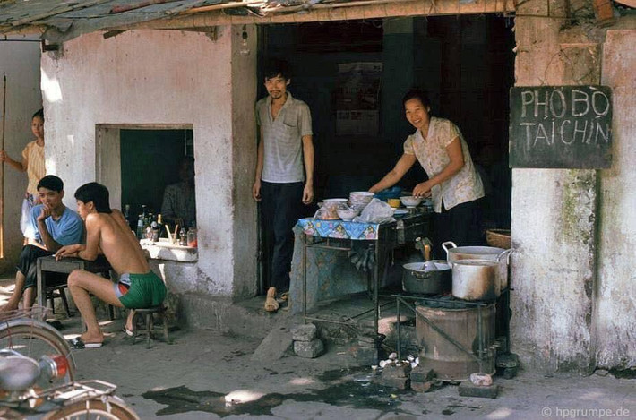 Thời bao cấp, phở bò là món ăn khá "chanh xả" của người dân Hà Nội. Phải là những người có tiền, dư giả thì mới dám thưởng thức một tô phở bò tái chín.