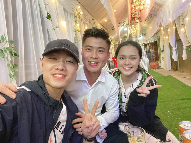 Tối 15/6, Quỳnh Anh, vợ sắp cưới của hậu vệ Duy Mạnh chia sẻ hình ảnh chụp cùng Xuân Trường trên trang Facebook cá nhân khiến nhiều người vô cùng bất ngờ bởi chỉ mới vài ngày trước cầu thủ HAGL vẫn đang điều trị chấn thương tại Hàn Quốc. Bên dưới phần bình luận, nhiều người hâm mộ bày tỏ sự vui mừng với sự trở về của anh.