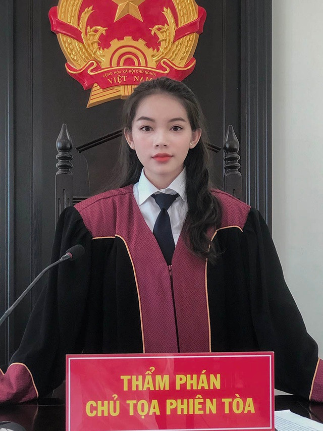 "Những bức ảnh mọi người biết đến em là chụp tại một buổi diễn án ở trường. Em vào vai Kiểm sát viên, mọi thứ diễn ra như một phiên tòa thực thụ. Sau đó thì em có chụp ảnh để làm kỷ niệm, em khá bất ngờ khi mọi người lại thích những khoảnh khắc đó của em" - Phương Anh cho biết.