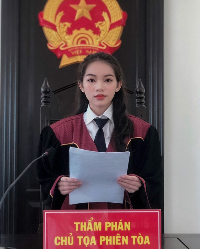 Được biết nữ sinh xinh đẹp gây chú ý tên Phương Anh (sinh năm 2000, quê Nghệ An). Cô nàng hiện đang là sinh viên năm 2, chuyên ngành Luật học, Học viện Tòa án.