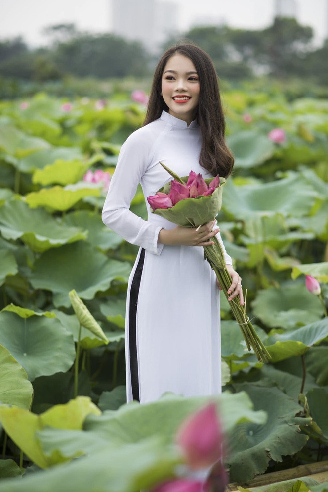 Phương Anh sở hữu khuôn mặt sáng, đôi mắt có hồn cùng nụ cười tươi. Mái tóc đen mượt mà cũng là điểm cộng lớn của cô nàng.