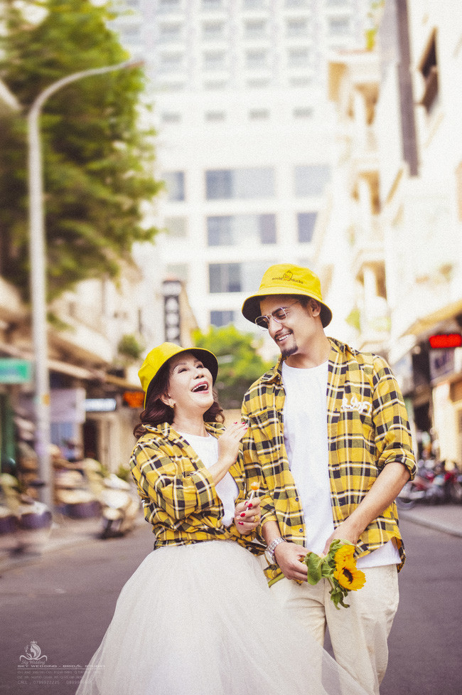 Tuổi đã lớn nhưng cô dâu Nguyễn Thị Hoa không ngần ngại diện những bộ trang phục trẻ trung để phù hợp hơn với chú rể kém tuổi.