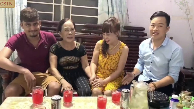 Mới đây, hai cặp đôi vợ già chồng trẻ là Nguyễn Thị Hoa - Aziz Ur Ehman và Thu Sao - Hoa Cương có cuộc hội ngộ gây chú ý trên mạng xã hội.