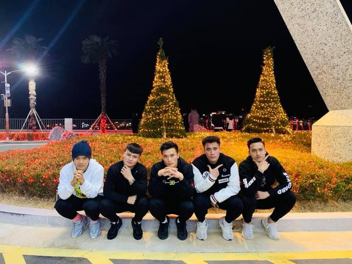 Trái ngược, hội siêu mẫu lại có dáng chụp ảnh cực kỳ mệt mỏi, cứ như là chụp nhanh còn đi về vậy.