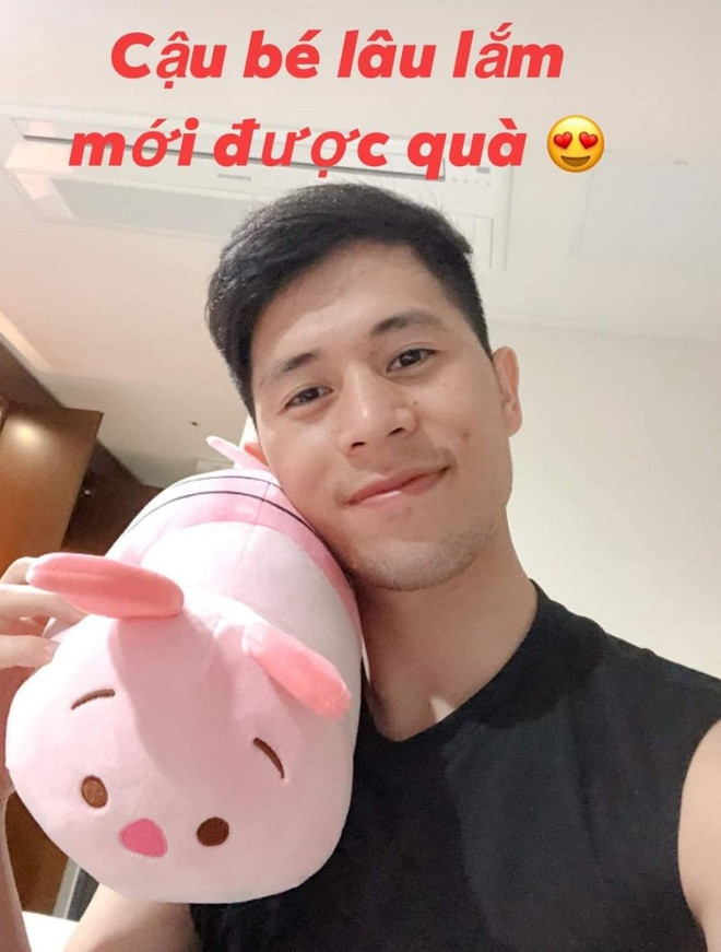 "Cậu bé lâu lắm mới nhận được quà" - Trọng "sơ-vin" viết trên trang cá nhân. Anh chàng rất thích thú với món quà được fan tặng khi vừa sang Hàn Quốc được vài ngày.