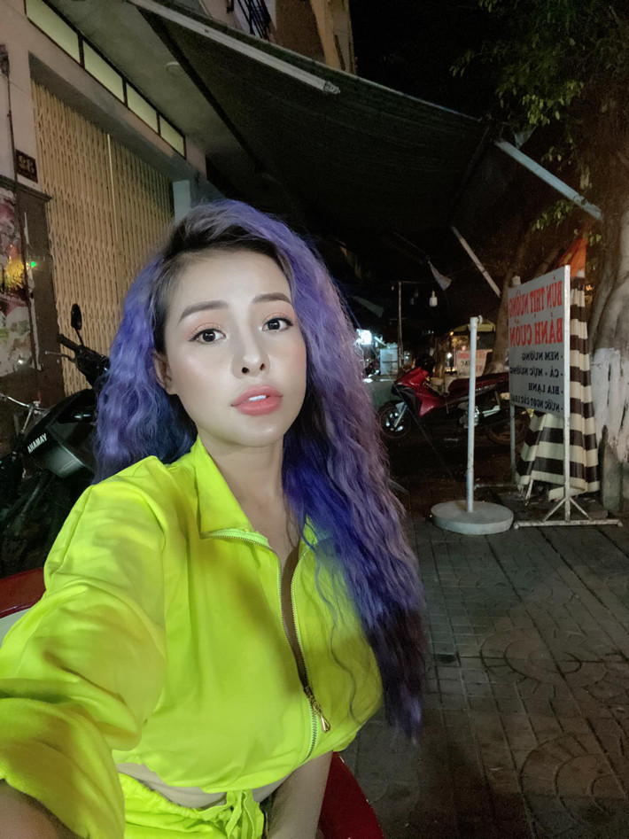 Hot girl 9X còn có cuộc tình tai tiếng với nam ca sĩ Lương Bằng Quang. Cặp đôi được dân mạng nhận xét là "một 9, một 10" trong chuyện tự tạo "phốt".