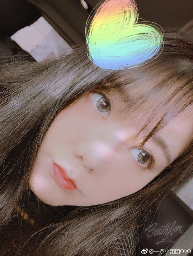 Trước khi có màn lộ diện nhan sắc thật, Xiao Tuan là một cô nàng streamer vô danh không được nhiều người để ý đến. Trong mọi live stream, dù là chơi game hay quảng cáo sản phẩm, trò chuyện cùng fan hâm mộ, cô nàng đều xuất hiện với một chiếc khẩu trang đen che kín khuôn mặt.