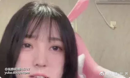 Nhận được lợi thế của mình nên đôi khi, Xiao Tuan thường để lộ mũi hoặc môi nhằm thu hút nhiều người xem hơn. Ở thời điểm hiện tại, sau khi lộ hẳn khuôn mặt, cô nàng nhận được vô vàn lời khen nhờ nhan sắc khả ái và thanh khiết của mình.