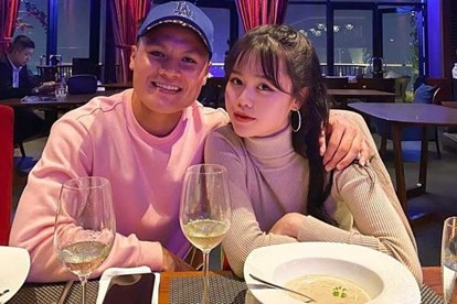 Dù đường đường chính chính đến với nhau sau thời gian dài Quang Hải chia tay Nhật Lê, nhưng có vẻ như người hâm mộ vẫn chưa chấp nhận được sự có mặt của Huỳnh Anh bên cạnh anh chàng cầu thủ này.