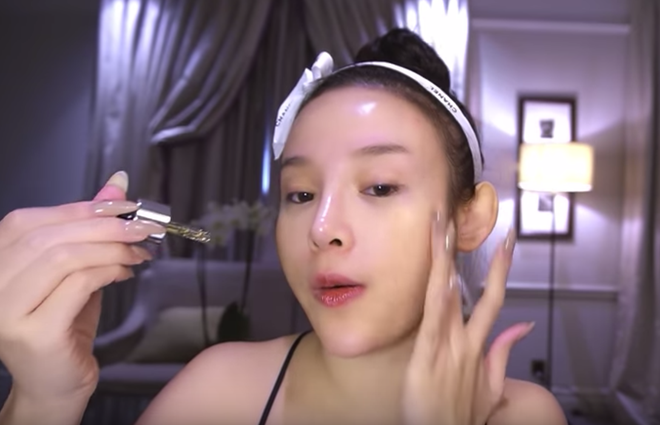 Có lẽ bên cạnh một khuôn mặt đẹp thì nước da mịn màng dù tẩy trang của hot girl Huyền Baby chính là bí quyết lợi hại nhất giúp cô giữ chồng. Nhờ chăm chỉ dưỡng da nên nhan sắc của cô nàng không có nhiều sự thay đổi so với thời mới nổi tiếng.