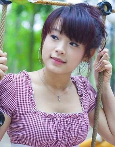 Bên cạnh có chồng đại gia thì Huyền Baby cũng tự kinh doanh mỹ phẩm. Với danh tiếng và nhan sắc của cô nàng thì chắc chắn việc kinh doanh rất phát đạt.