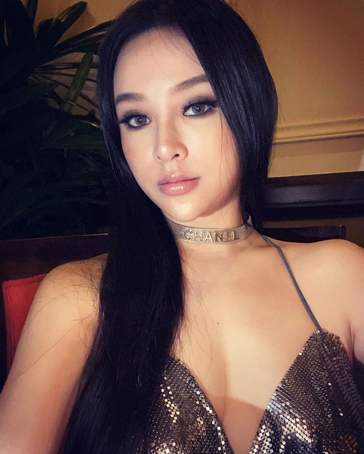 Huyền Baby (tên thật là Đặng Ngọc Huyền, SN 1989) là một trong những hot girl thế hệ đầu đình đám của Hà Thành. Hiện tại, cô nàng không còn hoạt động nghệ thuật nhưng vẫn thu hút sự quan tâm nhờ cuộc sống vương giả, ngập đồ hiệu.