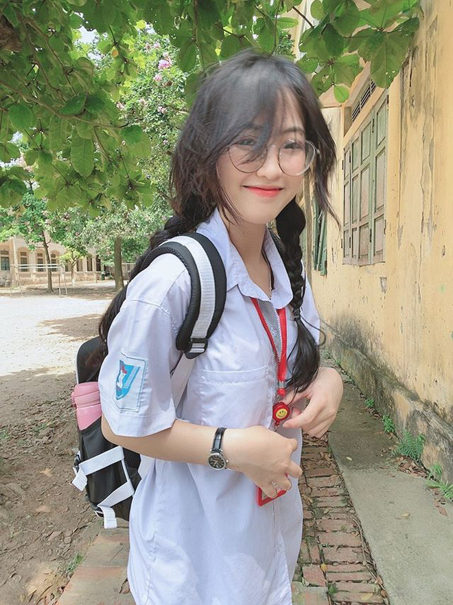 Nữ sinh Lan Hương (12A, trường THPT Yên Lãng, Hà Nội) nổi tiếng trên mạng xã hội nhờ những bức hình trong trang phục học sinh cực kì xinh đẹp, trong sáng, đúng với lứa tuổi.